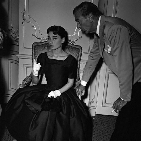 Audrey Hepburn Sabrina, Love In The Afternoon, Sabrina 1954, Audrey Hepburn Born, Audrey Hepburn Photos, Gary Cooper, Audrey Hepburn Style, Fred Astaire, Cary Grant