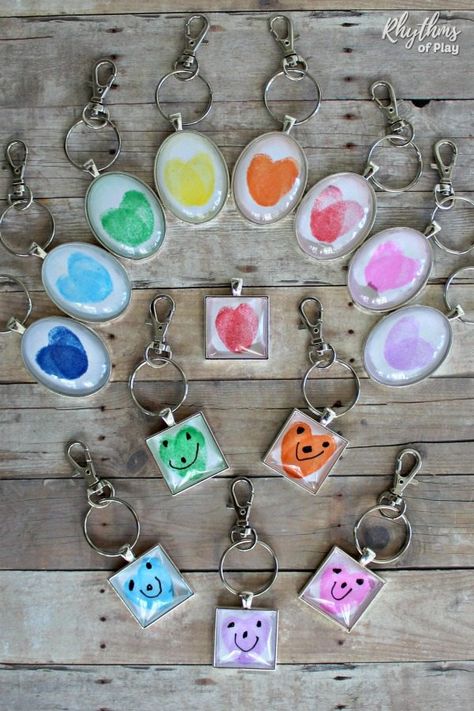 A fingerprint or thumbprint keychain is a unique handmade craft and gift idea even kids can make. Use this easy fingerprint heart keychain tutorial to make one of a kind fingerprint keychain pendants your family will treasure. Perfect keepsake craft for Valentine's Day, Mother's Day, Father's Day, Christmas, and summer camp! Thumbprint Mothers Day Craft, Mothers Day Keepsake Crafts For Kids, Fingerprint Keychain, Thumbprint Heart, Keychain For Mom, Thumbprint Crafts, Mothersday Gifts Diy, Keychain Tutorial, Fingerprint Heart