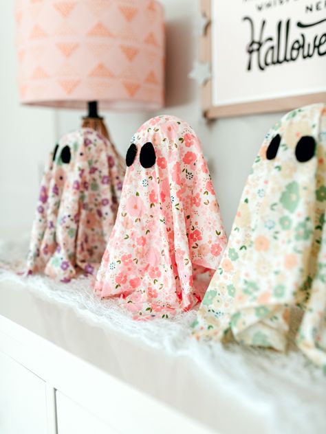 DIY Floral Fabric Ghosts » JessicaEtCetera.com | by Jessica Grant Ghost Craft, Ghost Crafts, Christmas Fonts Free, Ghost Diy, Sheet Ghost, Halloween Sewing, Mini Balloons, Ghost Decoration, Cute Fabric