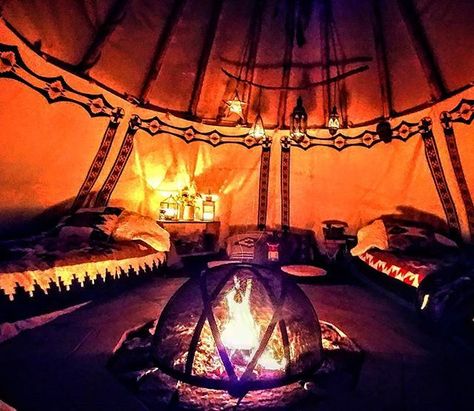 Teepee Interior, Tipi Living, Teepee House, Native American Teepee, Log Houses, Tent Living, Tipi Tent, Lost In The Woods, Camping Shower