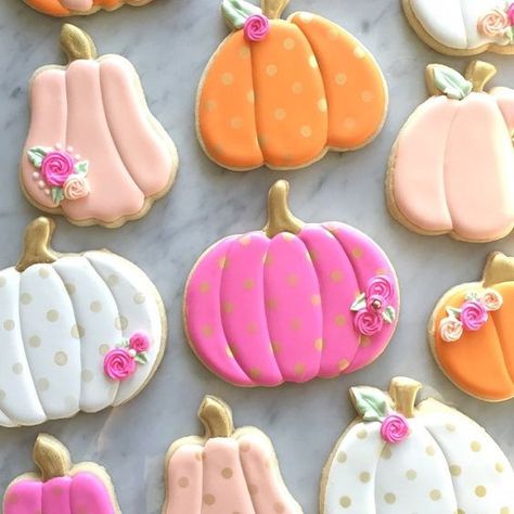 Fall And Halloween Decor Ideas, Pumpkin Cookies Decorated, Halloween Sugar Cookies Decorated, Fall And Halloween Decor, Pasteles Halloween, Pastel Fall, Glam Ideas, Halloween Cookie Recipes, Halloween Cookies Decorated