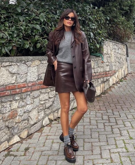 Leather Mini Skirt Outfit Winter, Brown Mini Skirt Outfit, Brown Leather Skirt Outfit, Mini Skirt Outfit Ideas, Leather Skirt Mini, Brown Skirt Outfit, Mini Skirt Outfit Winter, Leather Mini Skirt Outfit, Mini Skirt Outfit