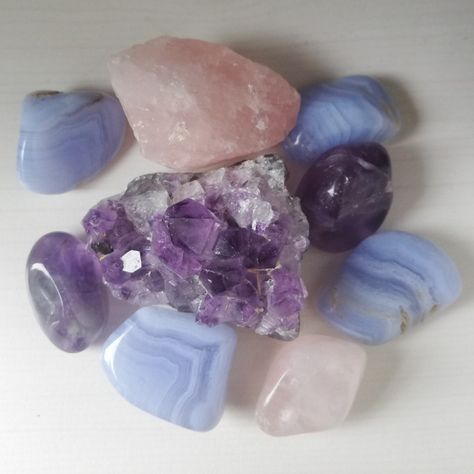 Cute Crystals, Crystals Witchcraft, Amethyst And Rose Quartz, Pretty Crystals, Crystal Vibes, Lavender Aesthetic, Crystal Aesthetic, Spiritual Crystals, Pretty Rocks