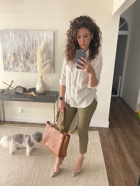 Curly hair is professional ;) Curly Hair Work Outfit, Curly Hair Office Look, Curly Hair Outfits Casual, Professional Curly Hairstyles For Work, Outfit Ideas Office, Work Outfit Office, Semi Casual, Curly Hair Women, Curly Girl Hairstyles