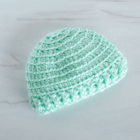 Crochet an adorable hat for preemies and newborns with this quick and easy baby hat pattern. It’s perfect for using up leftover skeins of dk weight yarn. Choose a soft, washable, and durable dk weight yarn like Bernat Softee Baby. The hat can be a great baby shower gift. You can also make the hats to donate to local hospitals. Free Infant Crochet Hat Patterns, New Born Crochet Patterns, Free Crochet Baby Boy Hat Patterns, Crochet Newborn Baby Hats Free Pattern, Baby Crochet Hat Pattern, Free Crochet Pattern For Baby Hat, How To Crochet A Baby Hat, Crochet Girls Hats Free Pattern, Easy Crochet Newborn Hat Free Pattern