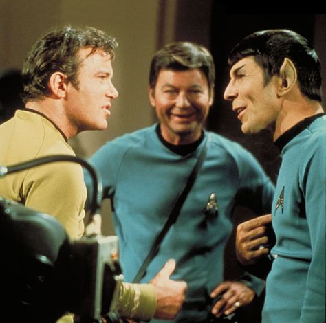 Star Trek……... Spock Smiling, Dr Mccoy, Deforest Kelley, Leonard Mccoy, Kirk Spock, Star Trek Cast, Star Trek 1, Star Trek 1966, Star Trek Spock