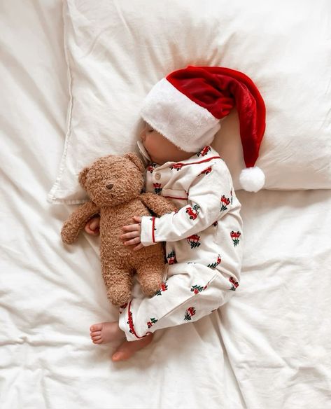 Family Winter Aesthetic, Baby Christmas Aesthetic, Newborn Christmas Pictures, Baby Christmas Photography, Newborn Christmas Photos, Christmas Baby Pictures, Christmas Baby Announcement, Foto Newborn, Baby Christmas Photos