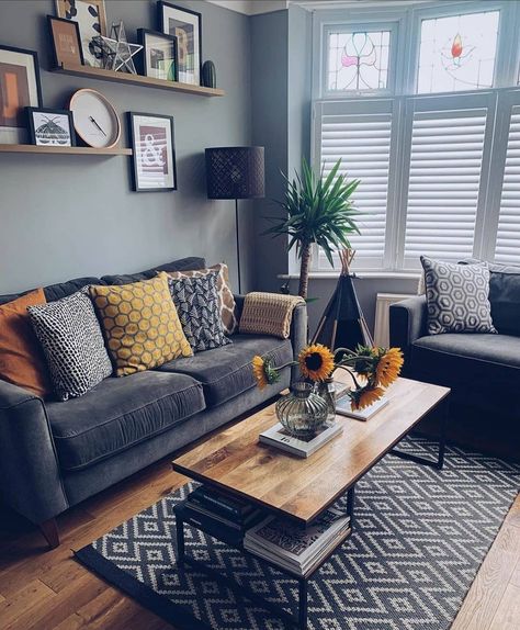 Cosy Living Room, Small Apartment Living Room, Small Living Room Decor, Decor Home Living Room, Living Room Decor Apartment, Living Room Inspo, Home Design Decor, A Living Room, Apartment Living Room