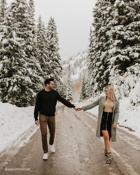 Winter Engagement Photos ❤ Get the best winter engagement photos with these tips and tricks to help you plan the best photo session this winter season. #wedding #bride #weddingforward #weddingphotography #winterengagementphotos Winter Engagement Photos Snow, Snow Engagement Photos, Engagement Photos Tips, Utah Winter, Winter Engagement Pictures, Neutral Backdrop, Cute Engagement Photos, Creative Wedding Photo, Wedding Picture Poses