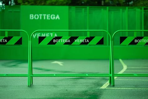 explore bottega veneta's immersive, green MAZE installation in seoul Bottega Veneta Interior, Maze Installation, Bottega Veneta Green, Store Concept, Exhibition Display, Salalah, Squid Game, Store Interior, Signage Design