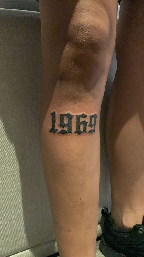 Tatuagem de data na perna Birth Year Leg Tattoo Men, Number Knee Tattoo, Roman Numbers Tattoo, Number Tattoo Fonts, Tattoo Perna, Tattoo Font For Men, Rare Tattoos, Black Men Tattoos, Date Tattoos