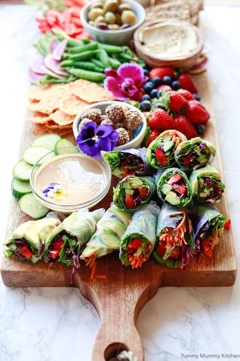 Catering a party for vegans and carnivores is made simple with this list of 35 Vegan Party Food Recipes Rice Paper Spring Rolls, Vegan Party Snacks, Homemade Spring Rolls, Vegan Spring Rolls, Vegan Party Food, Savory Foods, Vegan Party, Vegan Rice, Vegan Wedding