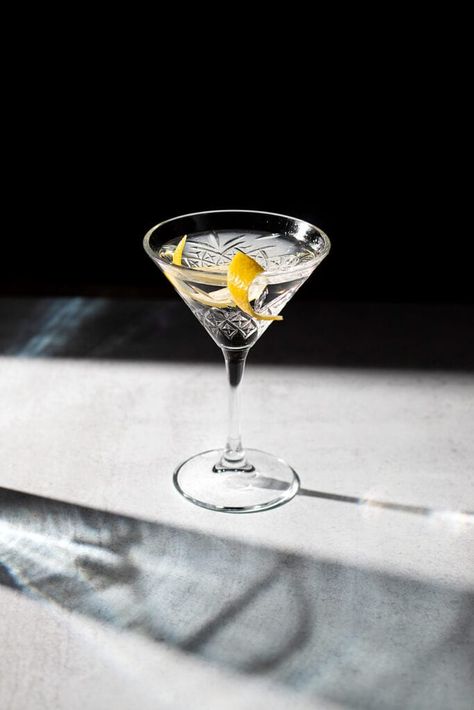 Types Of Martinis, Vesper Martini Recipe, Moody Mixologist, Vesper Martini, Cocktail Photos, Spirit Drink, Dry Martini, Cocktail Photography, Vodka Martini