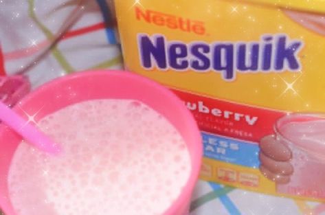 Nesquik Strawberry Milk, Strawberry Milk Nesquik, Nesquik Strawberry, Strawberry Nesquik, Crunchy Food, 2000s Memories, Pink Snacks, Mother Garden, Sweet Like Candy