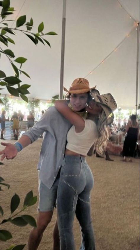 Country Thunder Outfits, Plane Hacks, Emma Macdonald, Stagecoach Outfit, Country Music Festival Outfits, Country Concert Outfit Ideas, Trevor Zegras, Country Thunder, Concert Outfit Ideas