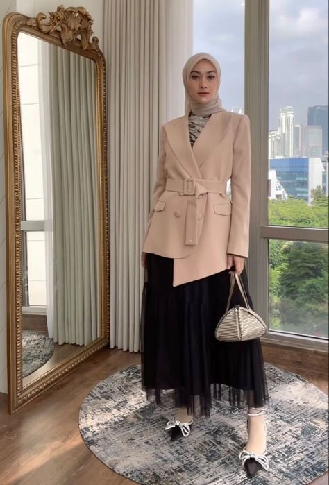 Classy Hijab Outfits, Ootd Blazer, Dream Herbs, Rok Midi, Rok Mini, Muslimah Outfit, Blazer Outfits For Women, Elegant Outfit Classy, Muslim Fashion Hijab Outfits