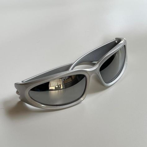 Y2k 2000s Vintage Style Chrome Silver Surfer Sunglasses Silver Frame With A Reflective Lens These Glasses Are Unisex! Uva And Uvb Protection Brand New @Sunglasses #Shades #Sunnies #Fashion Y2k Sunglasses Aesthetic, Surfer Sunglasses, Mens Shades Sunglasses, 2000s Glasses, Sunglasses 2000s, Gucci Sunglasses Men, Billie Concert, Wire Frame Sunglasses, Y2k Glasses