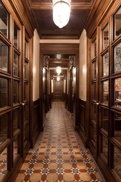 English Victorian House Interiors, Victorian Hallway Ideas, Classic Hallway, Hallway Landing, Art In Home, Victorian Hallway, Penthouse Design, Victorian Floor Tiles, Hallway Wallpaper