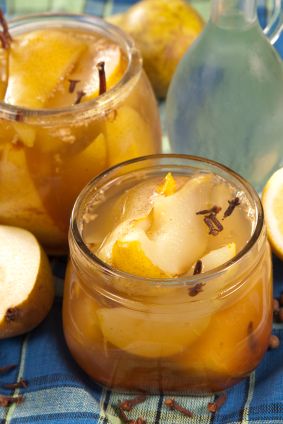 This is a great recipe for cooking pears and contains an aromatic mixture of ground spices and vanilla that will make the whole house smell wonderful. Spiced Pears, Canning Pears, Pear Preserves, Easy Canning, Canned Pears, Canning Fruit, Canning Recipe, Homemade Vanilla Extract, Bartlett Pears