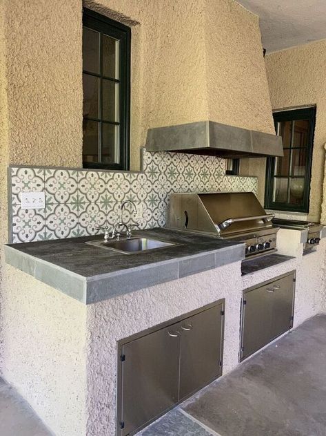 Outdoor Kitchen Wall Tiles Ideas, Tile Backsplash Outdoor Kitchen, Grill Backsplash Outdoor, Tiled Bbq Area, Bbq Backsplash Outdoor, Outdoor Kitchen Splashback, Outdoor Tile Countertop Ideas, Outdoor Kitchen Tile Ideas, Bbq Patio Ideas