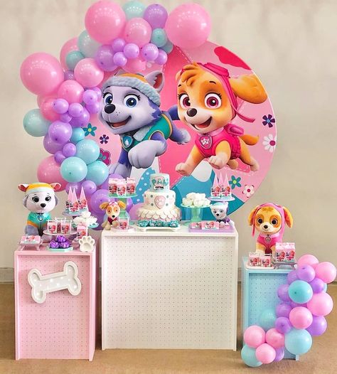 🎂 Super Festas - Maceio / AL🎂 en Instagram: “Com Skye e Everest, decor Patrulha Canina 😊😊😊 By @brunodfogaca 👉 @super.festas 👉 #superfestas SIGA 👉 @deilzaneves.oficial SIGA 👉…” Paw Patrol Birthday Decorations, Paw Party, Girls Birthday Party Themes, Paw Patrol Birthday Party, Paw Patrol Party, Paw Patrol Birthday, Mia 3, 4th Birthday Parties, Baby Party