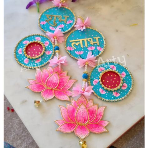 New Design Alert 💗 ⚠️ 📢 Diwali Special LIPPAN ART ....Learn with me🤗 DM for Order📩 #reels #mudart #mandirwalldecor #diwalidecor #diwali #subhlabhhanging #hanging #art #homedecor #bharat #india #wallart #nameplate #indianartist #kutch #housewarminggift #painting #homedecorideas #satisfyingvideos #gift #walldecor Diwali Crafts, Diwali Ideas, Project Cover, Diya Decoration Ideas, Diya Decoration, Festival Art, Diy Diwali Decorations, Lippan Art, Diwali Decor