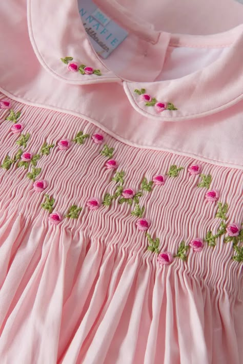 Clementine | soft pink cotton summer dress with roses - Annafie Smocking Frocks For Kids, Smocking Designs, Smocking Frocks, Naaldwerk Ideas, Smocking Dress, Smocking Fashion, Smocking Baby, Baby Dress Tutorials, Smocking Pattern