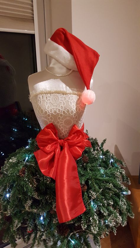 Manaquin Christmas Tree, Mannequin Decor, Dress Form Christmas Tree, Mannequin Christmas Tree, African Christmas, Amazing Christmas Trees, Christmas Tree Inspo, Christmas Tree Dress, Cute Christmas Outfits