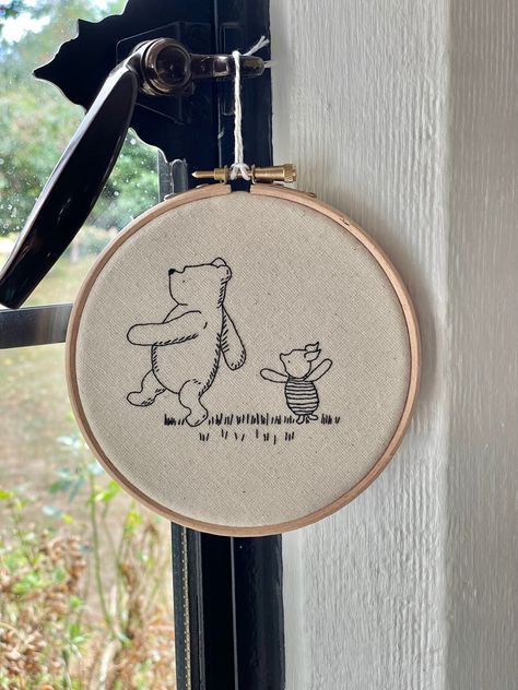 Winnie The Pooh Crafts, Disney Embroidery Patterns, Baby Embroidery Ideas, Pooh Bear And Piglet, Winnie The Pooh Embroidery, Embroidery Disney, Pooh And Piglet, Disney Embroidery, Embroidery Tshirt