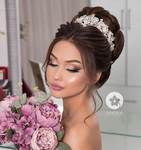 Makeup Bridal High Updos For Long Hair, Bridal Makeup For Brunettes, Sanggul Modern, Wedding Hairstyles With Crown, Bridal Makeup Tips, Brunette Makeup, Wedding Hair Up, Best Bridal Makeup, Bridal Hair Buns