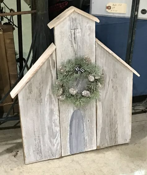 Wood Round Crafts Diy Projects, Crafts With Chicken Wire, Scrap Wood Christmas Projects, Entryway Door Decor, Barnwood Crafts, Wood Crafts That Sell, Diy Wood Crafts, Entryway Door, Diy Kids Furniture