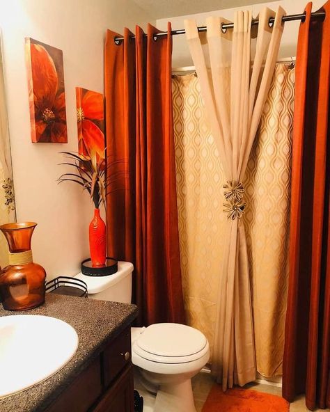 Dark Teal Living Room, Guess Bathroom, Burnt Orange Decor, Brown Bathroom Ideas, Beautiful Bathroom Decor, Brown Bathroom Decor, Bathroom Towel Decor, Bathroom Decor Themes, Orange Bathroom