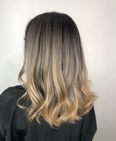 Balayage Hair Brown Skin, Hair Salon Pictures, Baylage Hair, Blonde Ombré, Silver Blonde Hair, Wella Hair, Light Hair Color, Ombré Hair, Short Hair Balayage