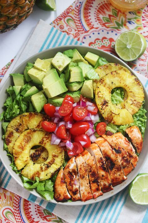 sriracha lime chicken chopped salad | Lexi's Clean Kitchen Chicken Chopped Salad, Crockpot Healthy, Resep Salad, Resep Diet, Easy Healthy Lunches, Paleo Diet Recipes, Makanan Diet, God Mat, Lime Chicken