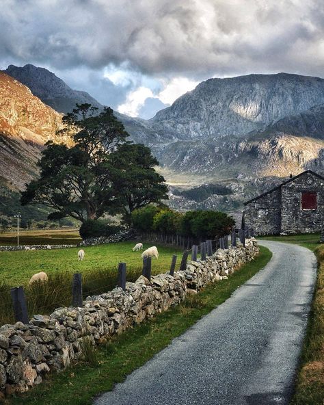 Landscapes, Animals & Heritage on Instagram: “Missing the beaut welsh countryside! 😍🐑 Location: little road in parallel to the A5 heading towards Ogwen Valley. .⠀ .⠀ .�⠀ .⠀ . .⠀ .⠀ .⠀ .⠀…” Countryside Photography, Welsh Countryside, Irish Countryside, Beautiful Travel Destinations, Snowdonia, Scenic Routes, English Countryside, England Travel, Country Road