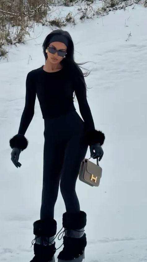 Moon boots aesthetic,winter outfits,winter aesthetic,snow boots outfits,all black outfits Winter Resort Outfits, Moon Boots Aesthetic, Aspen Outfit Winter, Outfits Winter Aesthetic, Winter Aesthetic Snow, Snow Boots Outfit, Aesthetic Winter Outfits, Boots Aesthetic, Inspi Photo