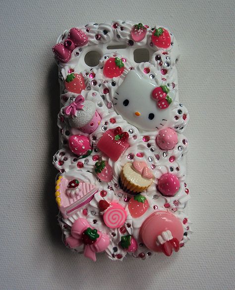 Decoden Phone case! So easy to make and sooo cute!!! Hello Kitty Decoden Phone Case, Deco Den Phone Case, Giant Jenga Diy, Hello Kitty Ideas, Galaxy Tutorial, Decoden Ideas, Decoden Crafts, Teen Throw Pillow, Decoden Projects