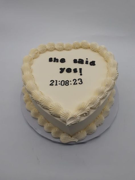 Aesthetic Engagement Cake, She Said Yes Cake Ideas, She Said Yes Party, She Said Yes Cake, Heart Shape Engagement Cake, Married Af Cake Heart, Vintage Heart Cake Just Married, I Said Yes, Heart Shaped Cakes