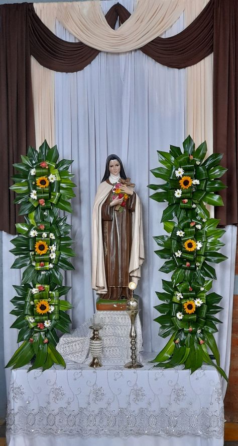 Arreglos con girasoles Mary Flowers, Church Altar Decorations, Jesus Cartoon, Church Flower Arrangements, Jesus Photo, Womens Prom Dresses, Fresh Flowers Arrangements, Altar Decorations, Stage Decorations