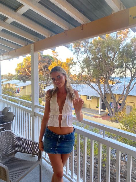 Denim Beach Outfit, 30a Pictures, Flowy Mini Skirt Outfit, Penny Outfits, Thrift Outfits Ideas, Summer Going Out Outfit, Flowy Mini Skirt, Beachy Outfits, Denim Skirt Outfits