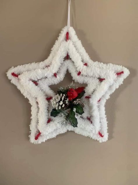 Star Shaped Wreath Ideas, Star Wreath Ideas, Star Wreaths, Christmas Star Wreath, Star Wreath Form, Wire Christmas Wreath, Christmas Yarn Wreaths, Yarn Wreaths, Cardinal Wreath