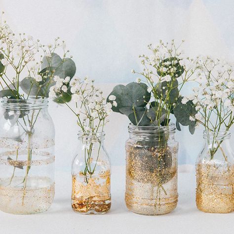 Des vases à paillettes avec des pots de confiture Recycled Jars, Deco Champetre, Rustic Wedding Decorations, Decor Studio, בר מצווה, Wedding Centerpieces Diy, Diy Centerpieces, Marriage Ceremony, Recycled Bottles