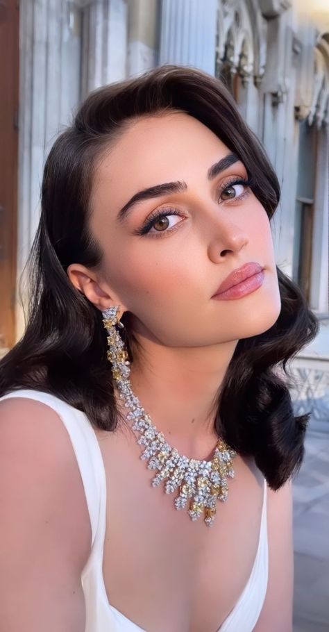 Esra Bilgic Makeup, Soft Glam Wedding Makeup Brown Eyes, Wedding Makeup For Brown Eyes Natural, Subtle Makeup Looks For Wedding, Makeup For Wedding Guest, Turkish Makeup, Bride Makeup Brown Eyes, Simple Bridal Makeup, Bride Makeup Natural