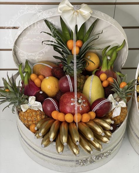 Buffet Decorations, Fruit Basket Diy Gift, Custom Flowers, Buffet Decor, Fruit Arrangements, Party Food Platters, Christmas Projects Diy, Food Platters, Fruit Basket