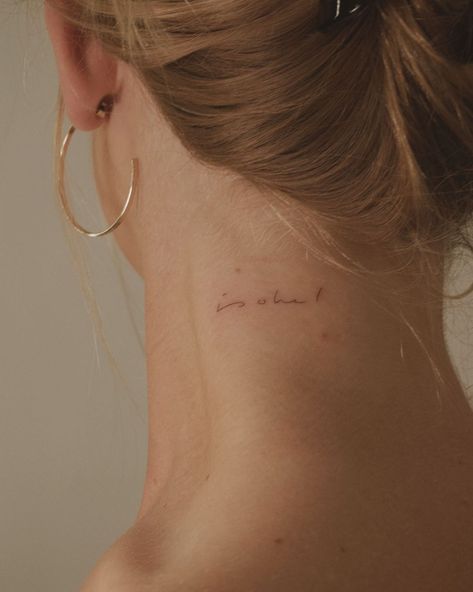 Back Tiny Tattoo, Small Tattoos Neck, Neck Tattoo Words, Words Tattoo Ideas, Self Tattoo Ideas, Neck Tattoo Writing, Tattoo On Back Of Neck, Minimal Neck Tattoo, Tiny Neck Tattoo