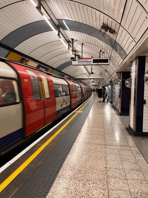 London Subway Aesthetic, Subway Station Aesthetic, Subway Reference, Subway Wallpaper, Metro Aesthetics, Subway Aesthetic, London Subway, Copenhagen Aesthetic, Underground London