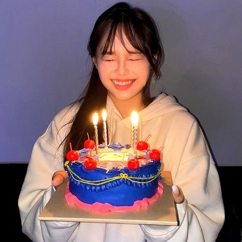 tags : #chuu #loona #icon #messybirthday #birthdaycake #kimjiwoo #jiwoo #chuuloona #loonaicon Birthday Icon, Chuu Loona, Birthday Pictures, Birthday Photoshoot, Extended Play, Kpop Idol, Korean Girl, Birthday Candles, K Pop