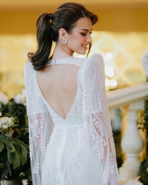 Gown: https://instagram.com/banggoniu?igshid=YmMyMTA2M2Y= Fully beaded modern Filipiniana wedding dress with cape sleeves in organdy and illusion tulle✨ Simple Filipiniana Wedding Dress, Detachable Filipiniana Sleeves, Filipino Inspired Wedding Dress, Modern Filipiniana Wedding Dress, Modern Filipiniana Dress Kultura, Filipina Wedding Dress, Modern Filipiniana Wedding Gown, Filipino Wedding Dress, Filipiniana Wedding Gown