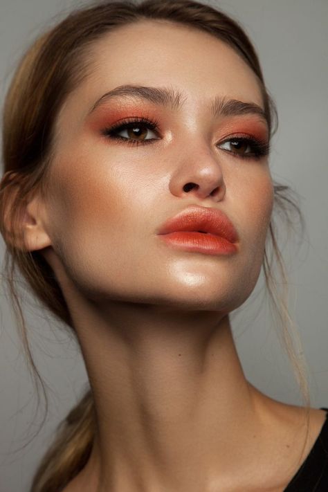 monotone make up with Pantone living coral inspired peach shade Dark Orange Lipstick Makeup, Peach Fuzz Makeup, Coral Eyeshadow Looks, Coral Makeup Looks, Peach Eyeshadow Looks, Coral Lipstick Makeup, Coral Eye Makeup, Peach Makeup Look, Orange Eyeshadow Looks