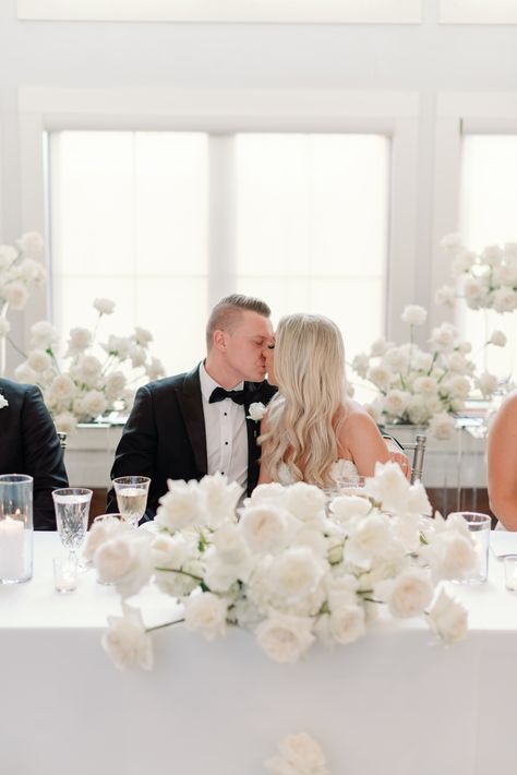 Timeless & modern all white wedding with white roses White Rose Top Table Flowers, White Roses Head Table, White Roses Sweetheart Table, All White Wedding Florals, Modern All White Wedding, Cocktail Table Flowers, White Rose Centerpiece, White Florals Wedding, Garden Roses Wedding